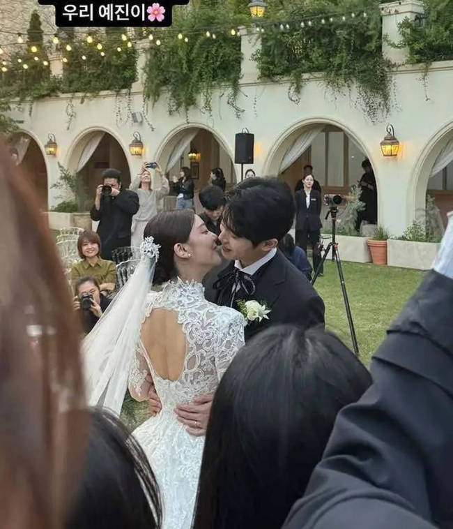 歌手Ailee与丈夫举办婚礼 在亲友祝福下相拥热吻