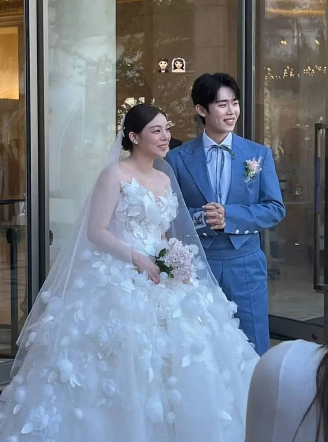 歌手Ailee与丈夫举办婚礼 在亲友祝福下相拥热吻