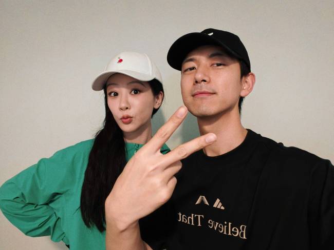 梦回《国色芳华》！李现晒与杨紫自拍合照 