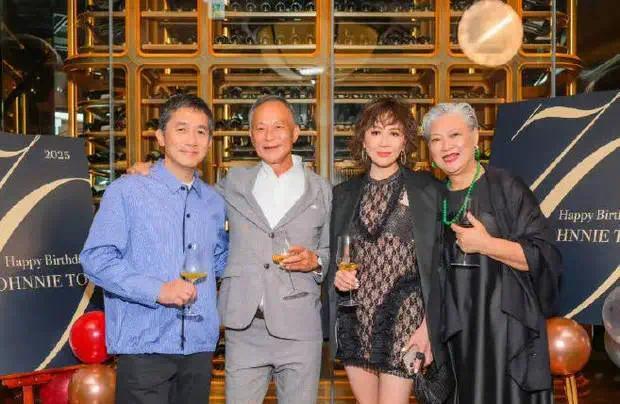 刘嘉玲身穿网格短裙身材优越。