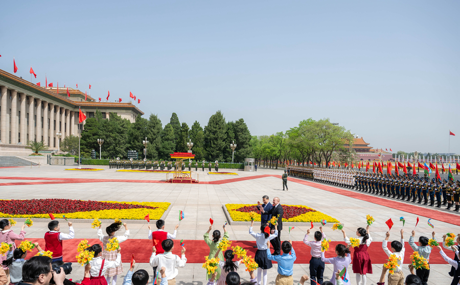 /> </p class = عقد جين بينغ محادثات مع رئيس أذربيجاني علييف ، الذي كان في زيارة حكومية إلى الصين في قاعة الشعب الكبرى في بكين. هذا قبل المحادثات ، عقدت شي جين بينغ حفل ترحيبي لعلييف في الساحة خارج البوابة الشرقية لقاعة الشعب العظيمة. </p> <p> عندما وصل علييف ، اصطف الحراس لتكريم. صعد شي جين بينغ وعلييف إلى منصة المراجعة ، ولعبت الفرقة العسكرية النشيد الوطني للصين وأفغانستان ، وتم إطلاق 21 تحية في ميدان تيانانمن. قام علييف ، برفقة شي جين بينغ ، بتفتيش حارس الشرف في جيش التحرير الصيني وشاهد العرض. </p> <p> عند الظهر في ذلك اليوم ، عقد شي جين بينغ وبينج ليوان مأدبة ترحيبية لعلييف وزوجته في القاعة الذهبية للقاعة العظيمة للشعب. </p> <p> شارك Wang Yi في الأنشطة أعلاه. </p>               </div>
              
          </div>
          
          <!--<div class=