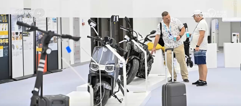 /> </p> <p> Artikel ini mengatakan baru-baru ini, momen ekonomi China. Beberapa produsen Cina secara aktif mengembangkan produk baru untuk lebih banyak negara, mengurangi ketergantungan mereka pada pasar AS, dan mempertahankan pertumbuhan bisnis dengan menjelajahi pasar negara berkembang. Di Canton Fair, peserta pameran membuka peta dunia untuk melakukan bisnis dan memperluas 