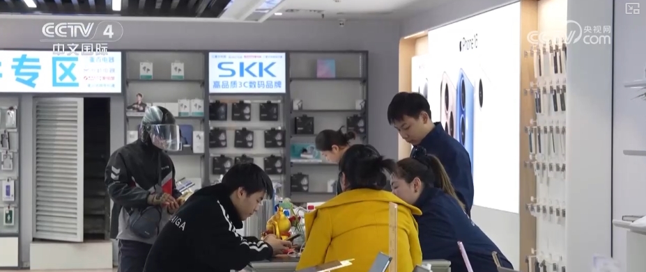 // P> Ticaret, 24 Nisan'da 24:00 itibariyle eski otomobiller için 2.705 milyon otomobilin takas edildiğini, 47.466 milyon adet 12 kategori ev aletinin yeni ürünler için işlem gördüğünü, 36.61 milyon cep telefonu satın alındığını, 37.123 milyon yeni ürünün 37.123 milyon birim ev dekorasyonu, ev dekorasyonu, mutfak ve banyoların 