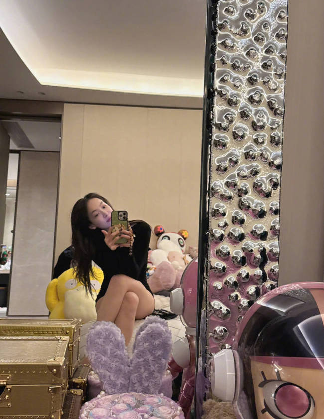 宋茜晒库存美照状态佳 对镜自拍秀大长腿身材火辣
