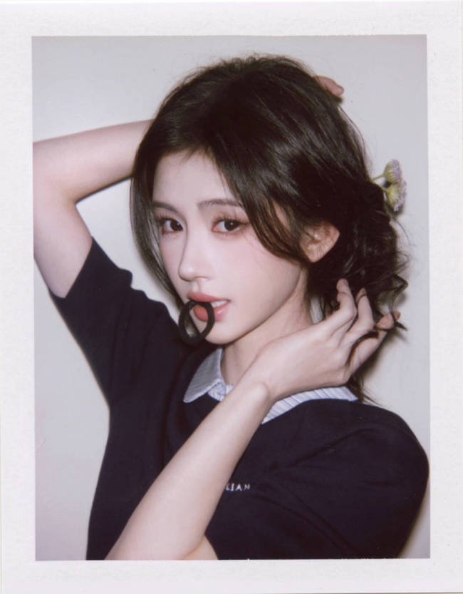 鞠婧祎轻咬发圈纯欲拉满 戴眼镜秒变知性女大学生