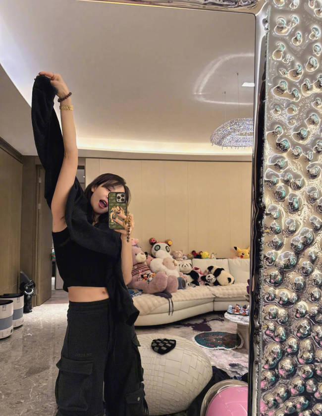 宋茜晒库存美照状态佳 对镜自拍秀大长腿身材火辣
