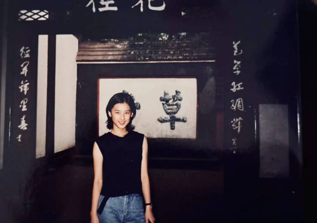 黄圣依晒15岁旧照 穿黑色坎肩上衣配短发青涩灵动