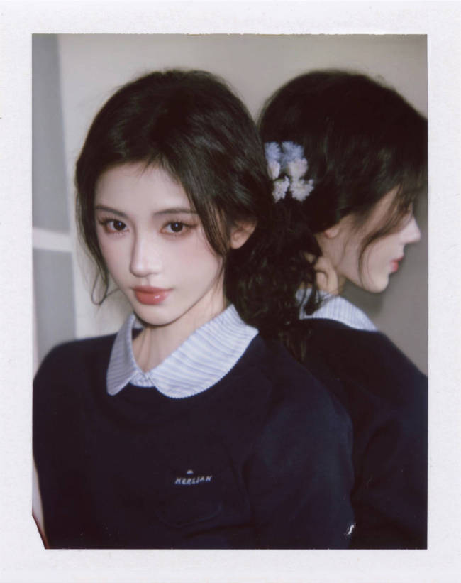 鞠婧祎轻咬发圈纯欲拉满 戴眼镜秒变知性女大学生