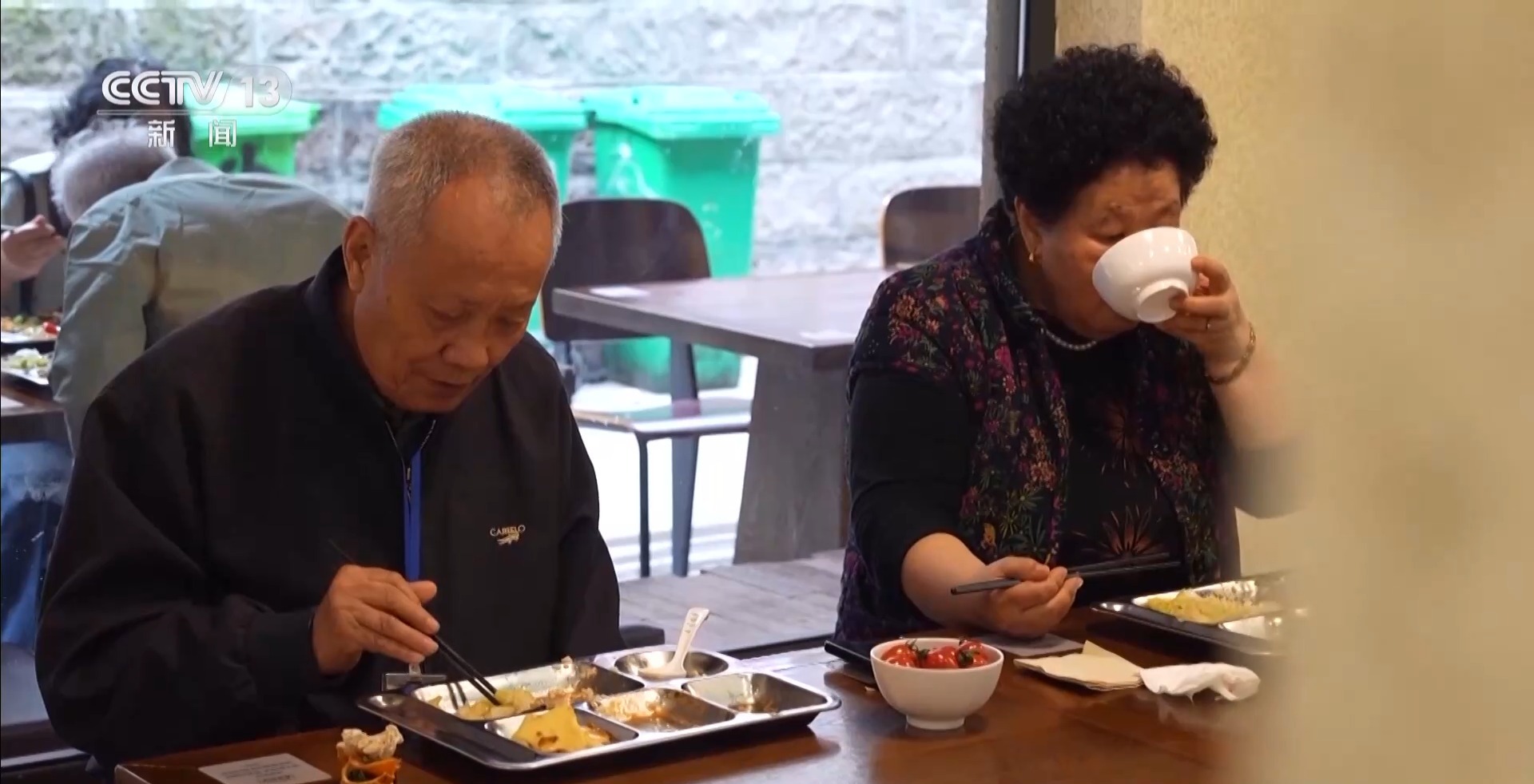  // <imbrfmxDlhx.jpg Liu သည်ယခုနှစ်တွင် 82 နှစ်ရှိပြီဖြစ်သည်။ သူရွေးချယ်လိုက်သောဟင်းလျာများသည်လုံးဝအလင်းရောင်, အဓိကအားဖြင့်ကွကျဥ cashard, ဂေါ်ဖီထုပ်နှင့်ဆန်အနည်းငယ်သာရှိသည်။ သူကသူသည်ဆီးချိုရောဂါခံစားခဲ့ရကြောင်းသတင်းထောက်များကိုပြောကြားခဲ့သည်။ သူအသက်ကြီးလာတာနဲ့အမျှသူသည်အိမ်တွင်သကြားနှင့်အဆီနည်းသောအဆီဓာတ်နည်းသောအစားအစာများကိုပြုလုပ်ရန်အခက်အခဲများစွာရှိခဲ့သည်။ </ p> <p class = 