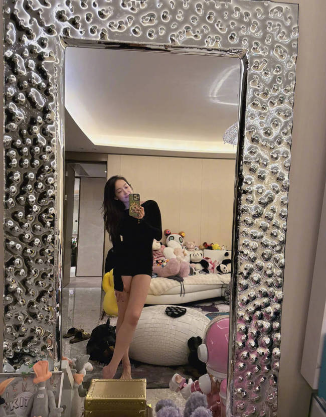 宋茜晒库存美照状态佳 对镜自拍秀大长腿身材火辣