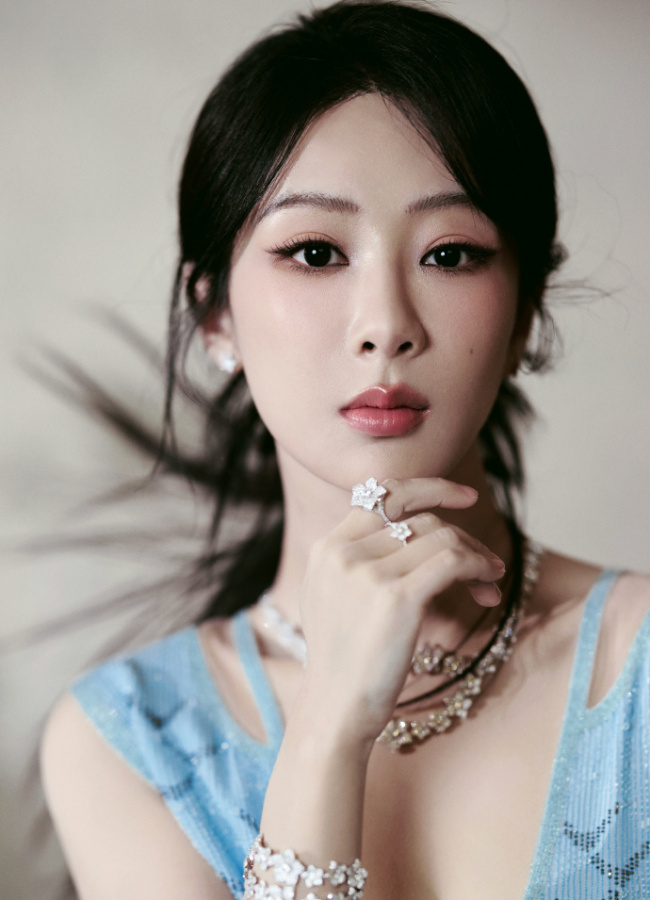 杨紫穿水蓝色高定礼裙 搭配花朵珠宝气质温婉迷人