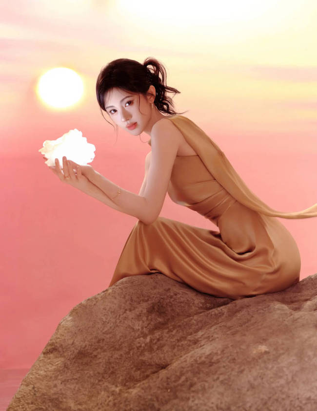 鞠婧祎变身海上神女 手持海螺目光纯净