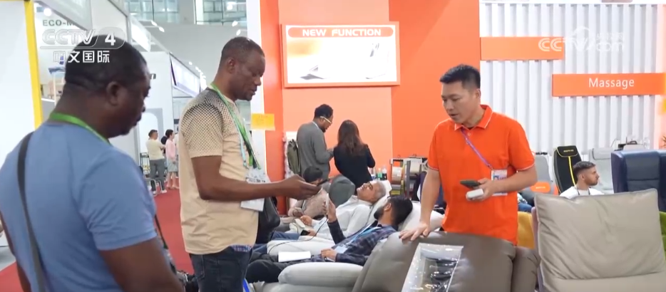  Yiwu、Zhijiangを購入。今年のカントンフェアでは、Yiwu、Zhijiangは、チャーターフライトを通じて外国投資家をYiwuに直接招待しました。最近、チャーターフライトの最初のバッチがYiwuに到着しました。初めて中国に来た外国投資家、または初めてYiwuがグループの95％以上を占めました。イラクの買い手は、彼が5年、6年間中国と貿易をしていたと言いましたが、これはYiwuに来るのは彼の初めてでした。以前は、彼はオンラインで商品を購入していましたが、今回はハイエンドで洗練された製品を見つけたかったのです。 </p> <p class = 