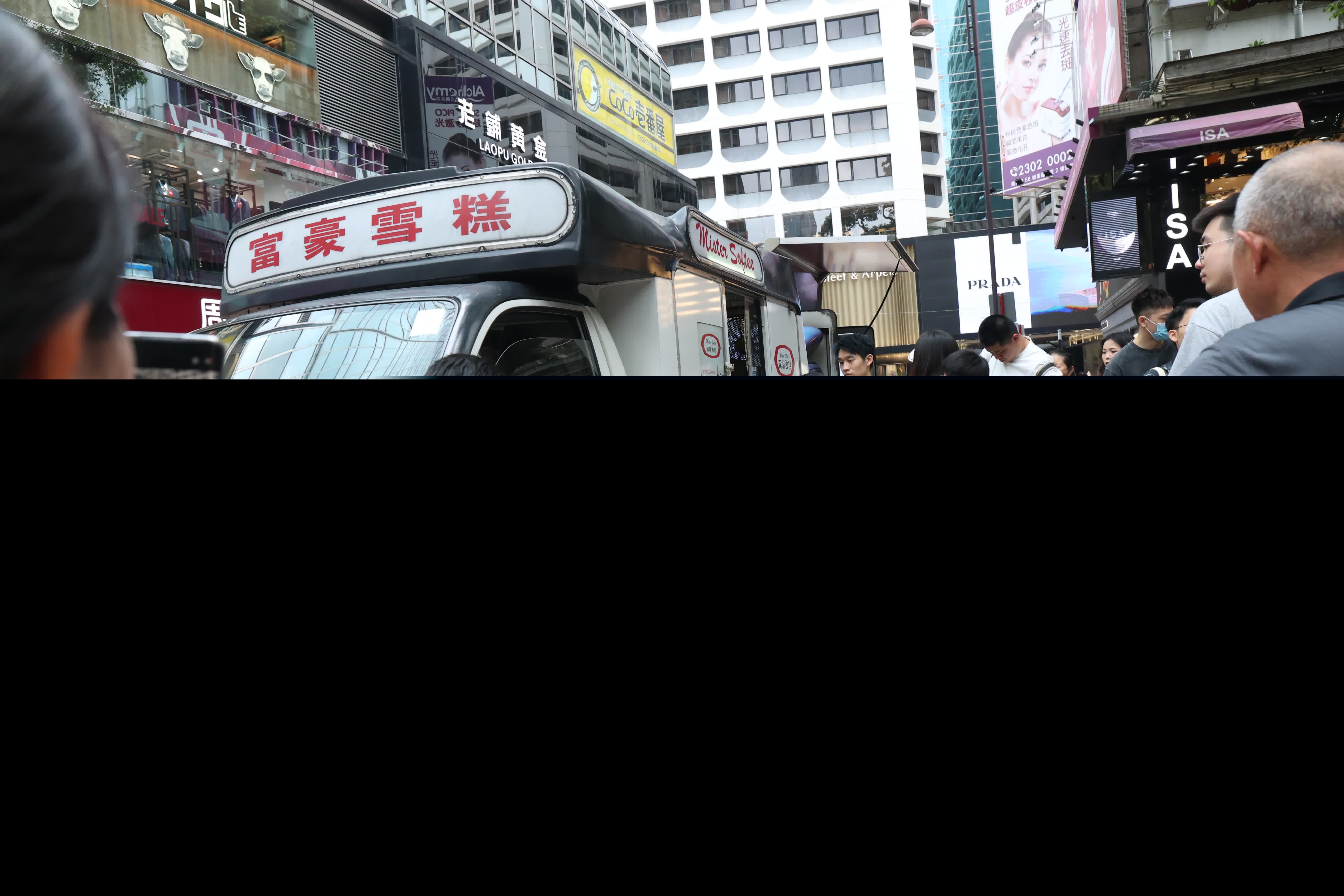 拜小紅書魅力~吸引不少旅客排隊吃富豪雪糕。（香港文匯報記者萬霜靈 攝）