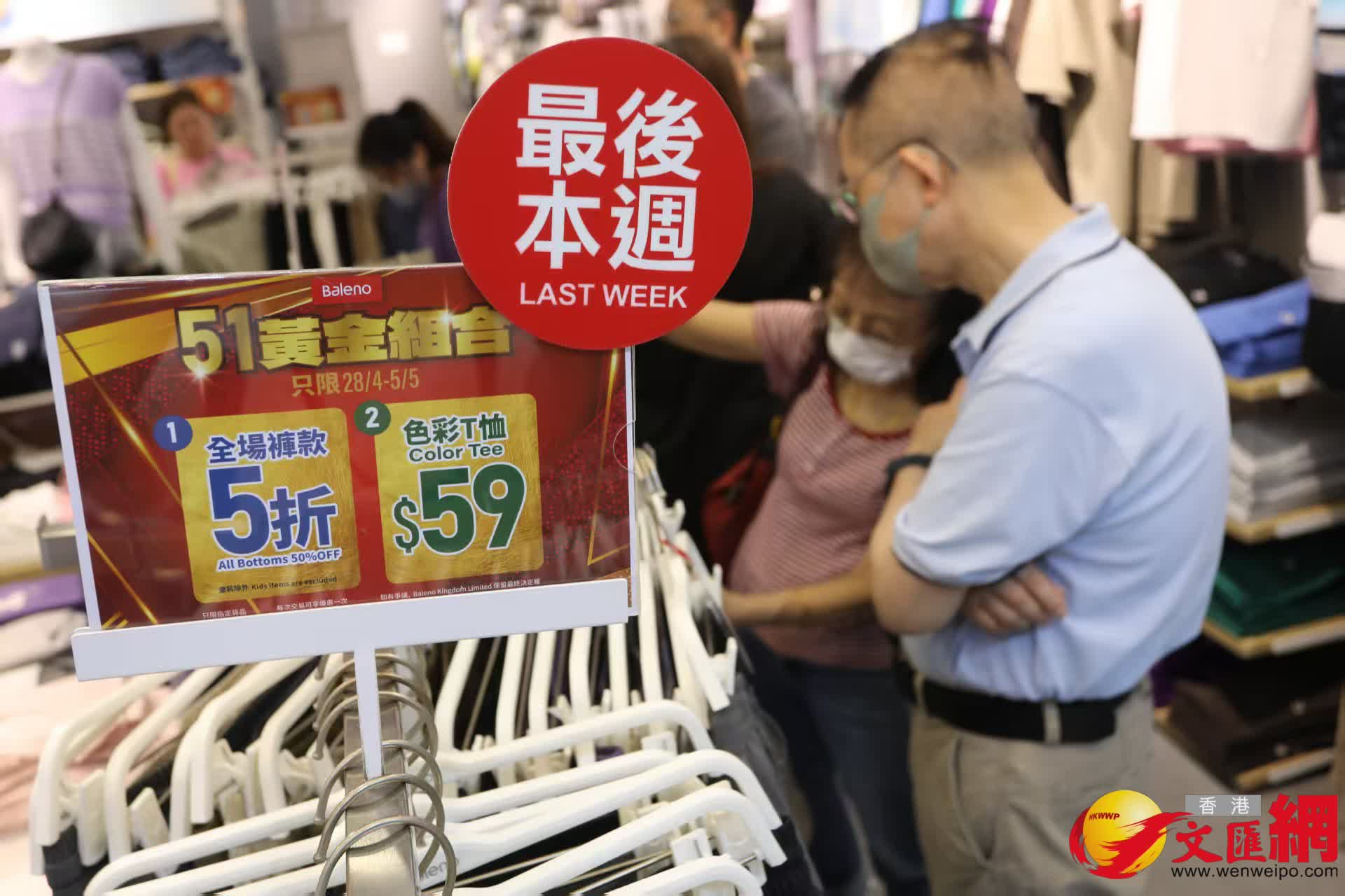 黃金周首日油麻地警署及旺角道天橋網紅打卡點以及附近商場人流情況。（香港文匯報記者黃艾力 攝）