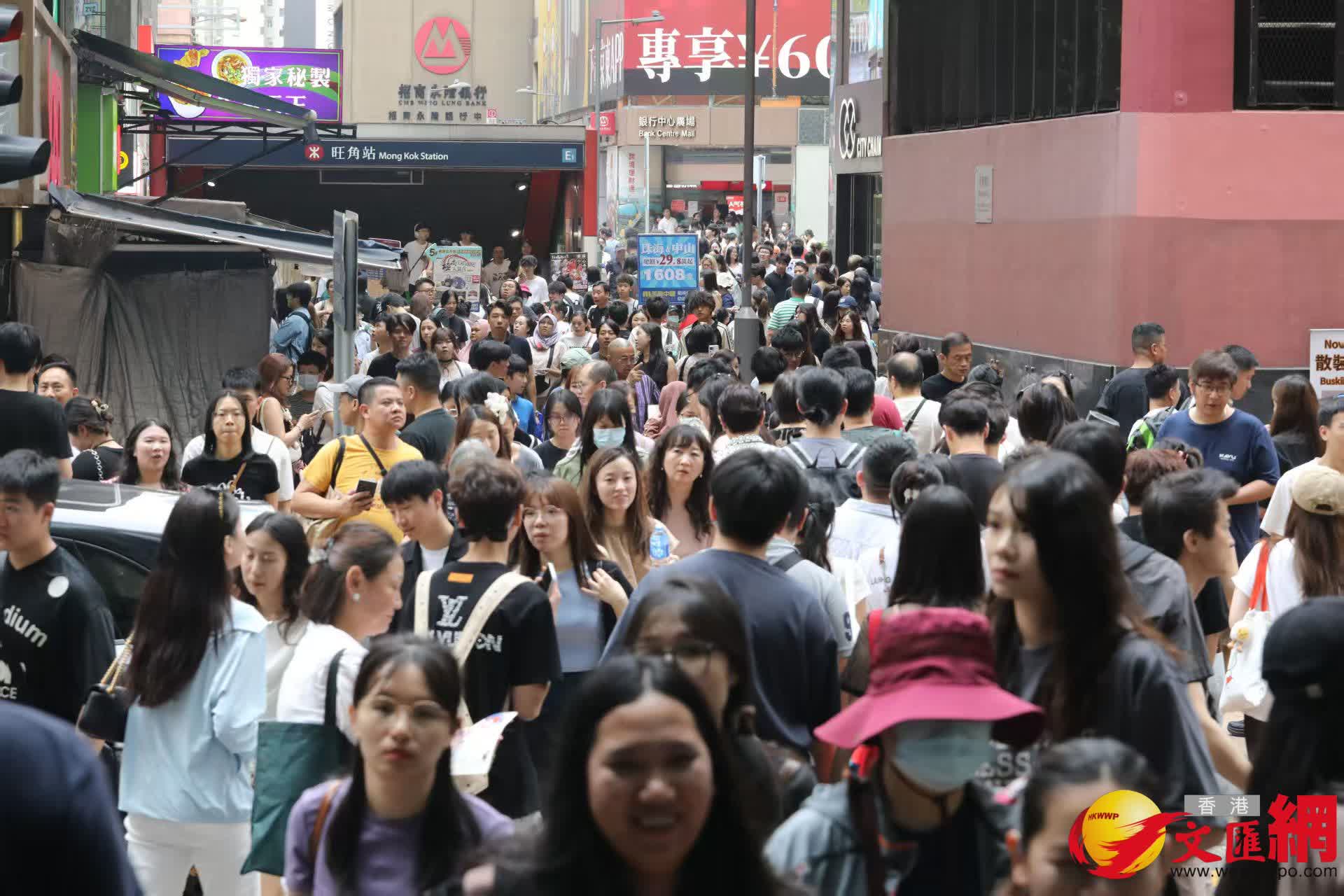 黃金周首日油麻地警署及旺角道天橋網紅打卡點以及附近商場人流情況。（香港文匯報記者黃艾力 攝）