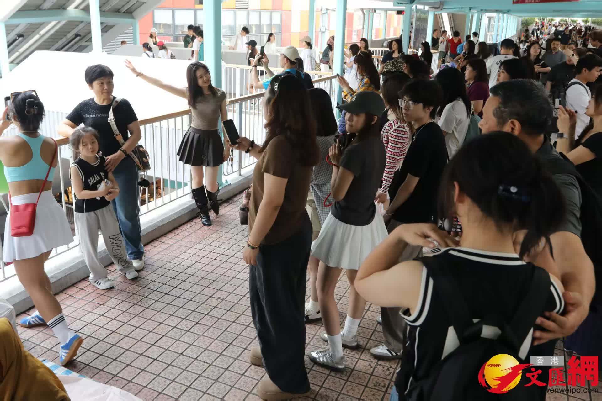 黃金周首日油麻地警署及旺角道天橋網紅打卡點以及附近商場人流情況。（香港文匯報記者黃艾力 攝）