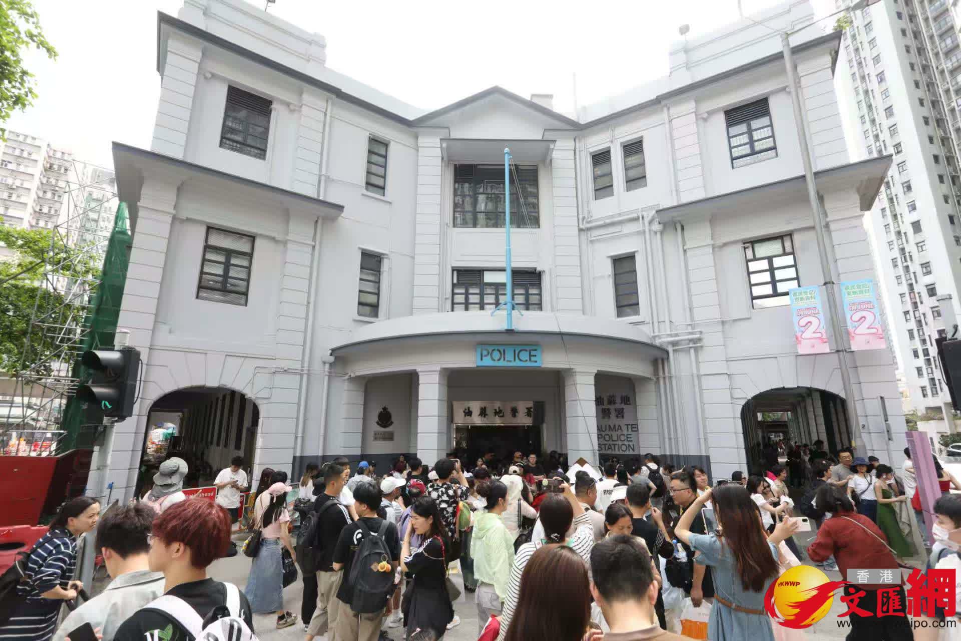 黃金周首日油麻地警署及旺角道天橋網紅打卡點以及附近商場人流情況。（香港文匯報記者黃艾力 攝）