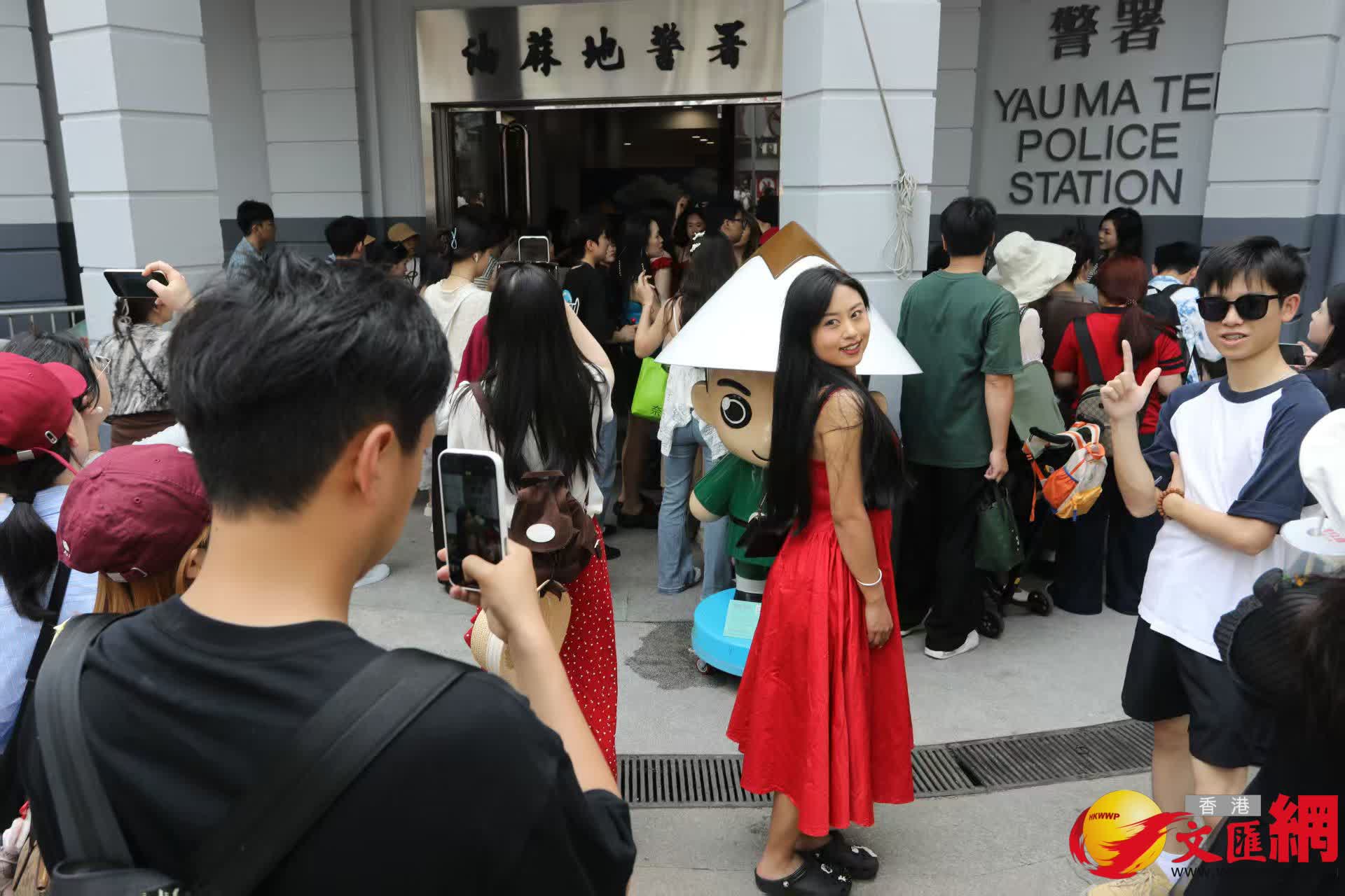 黃金周首日油麻地警署及旺角道天橋網紅打卡點以及附近商場人流情況。（香港文匯報記者黃艾力 攝）