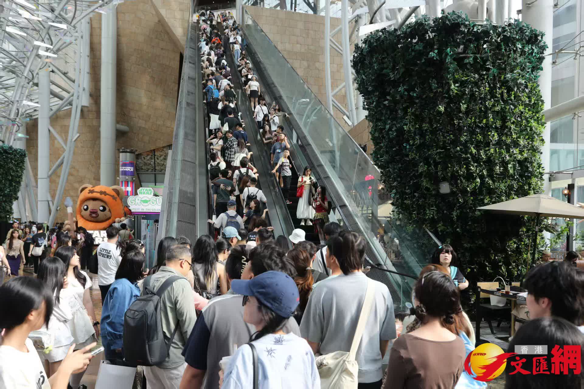 黃金周首日油麻地警署及旺角道天橋網紅打卡點以及附近商場人流情況。（香港文匯報記者黃艾力 攝）