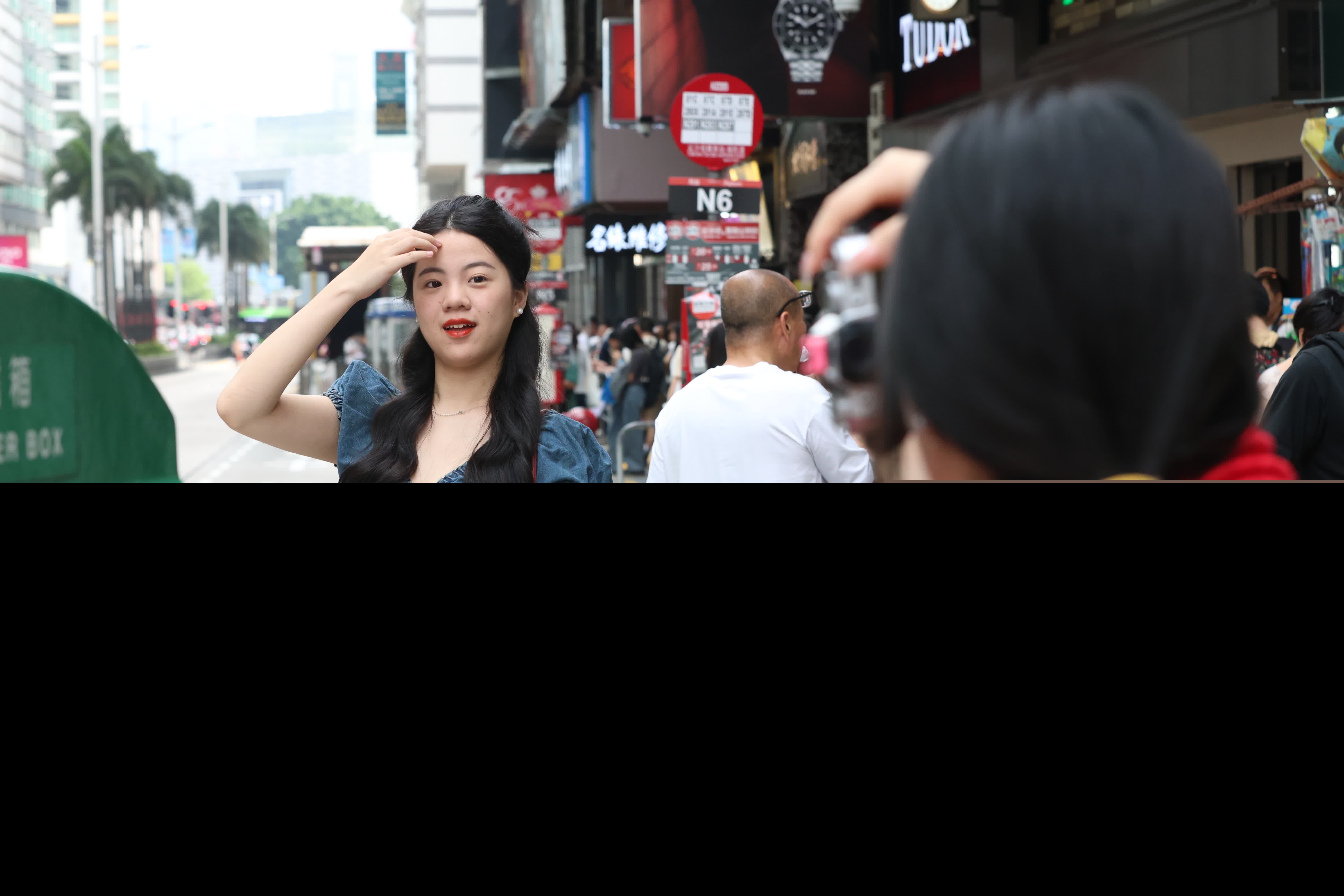 很多人喜歡在熙來攘往的彌敦道拍攝。（香港文匯報記者萬霜靈 攝）