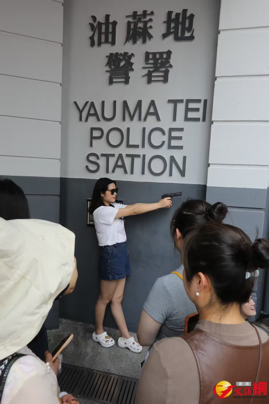 黃金周首日油麻地警署及旺角道天橋網紅打卡點以及附近商場人流情況。（香港文匯報記者黃艾力 攝）