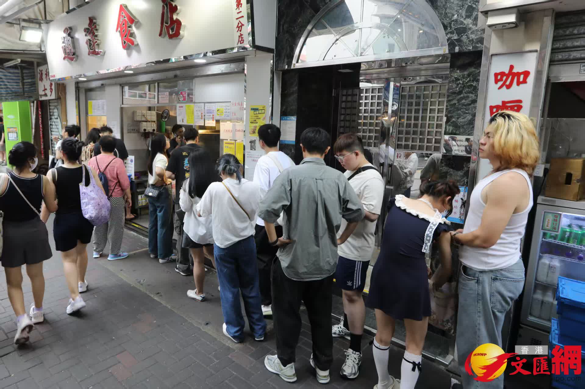 黃金周首日油麻地警署及旺角道天橋網紅打卡點以及附近商場人流情況。（香港文匯報記者黃艾力 攝）