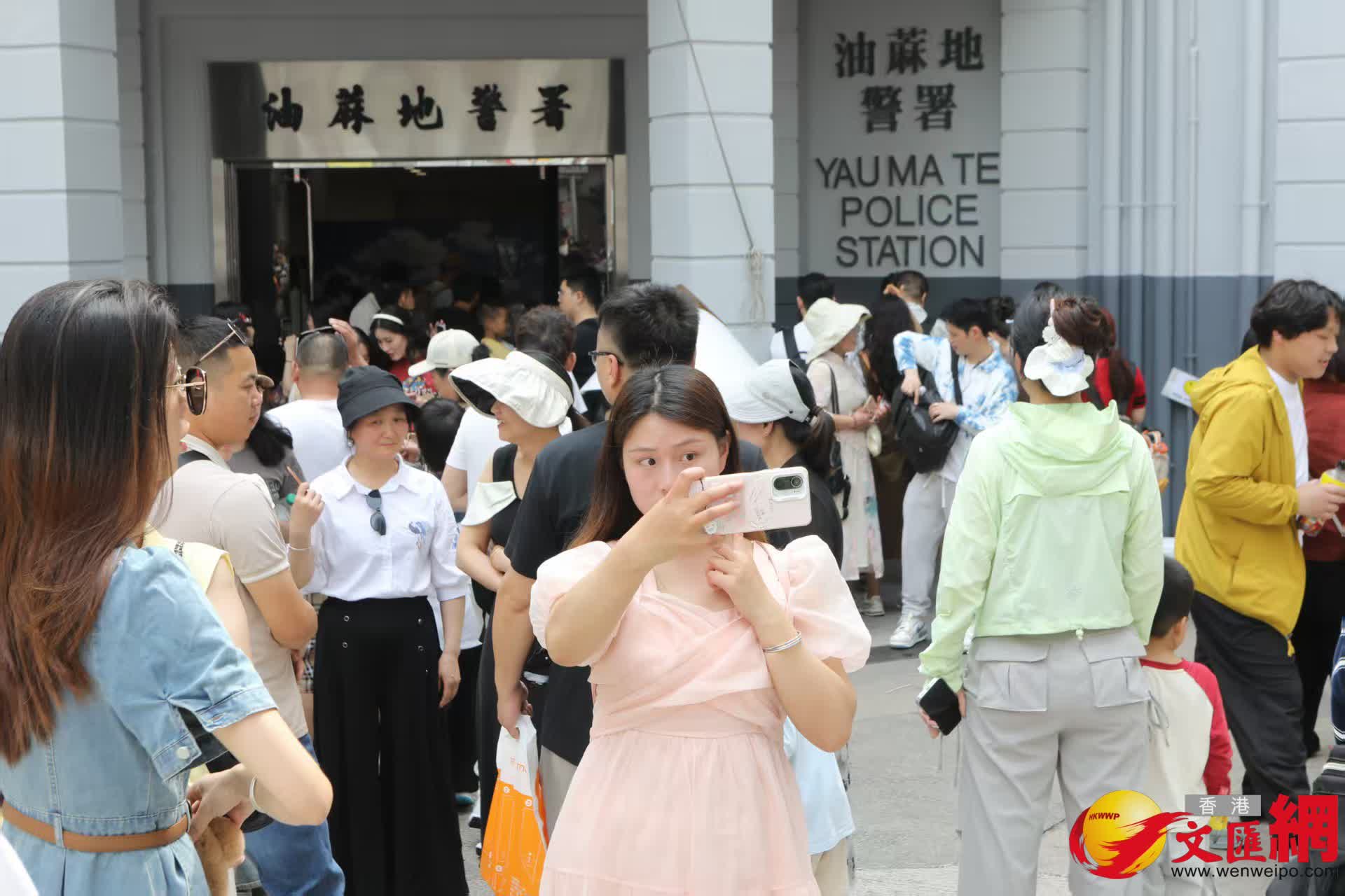 黃金周首日油麻地警署及旺角道天橋網紅打卡點以及附近商場人流情況。（香港文匯報記者黃艾力 攝）