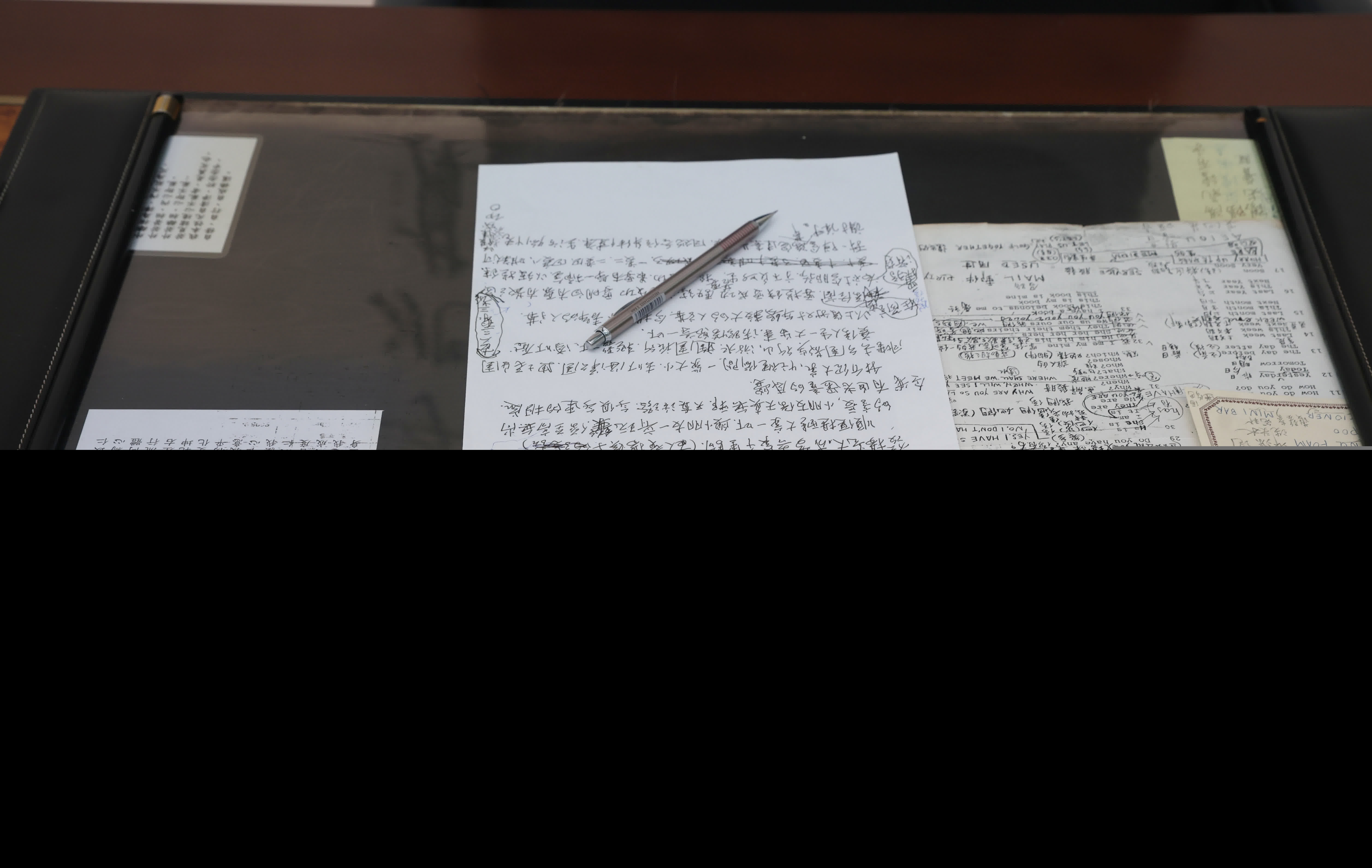 恒基地產舉辦《李兆基博士紀念展 — 和光同塵》,透過展覽緬懷李兆基博士傳奇的一生。 (香港文匯報記者郭木又攝) 恒基地產舉辦《李兆基博士紀念展 — 和光同塵》,透過展覽緬懷李兆基博士傳奇的一生。 (香港文匯報記者郭木又攝)