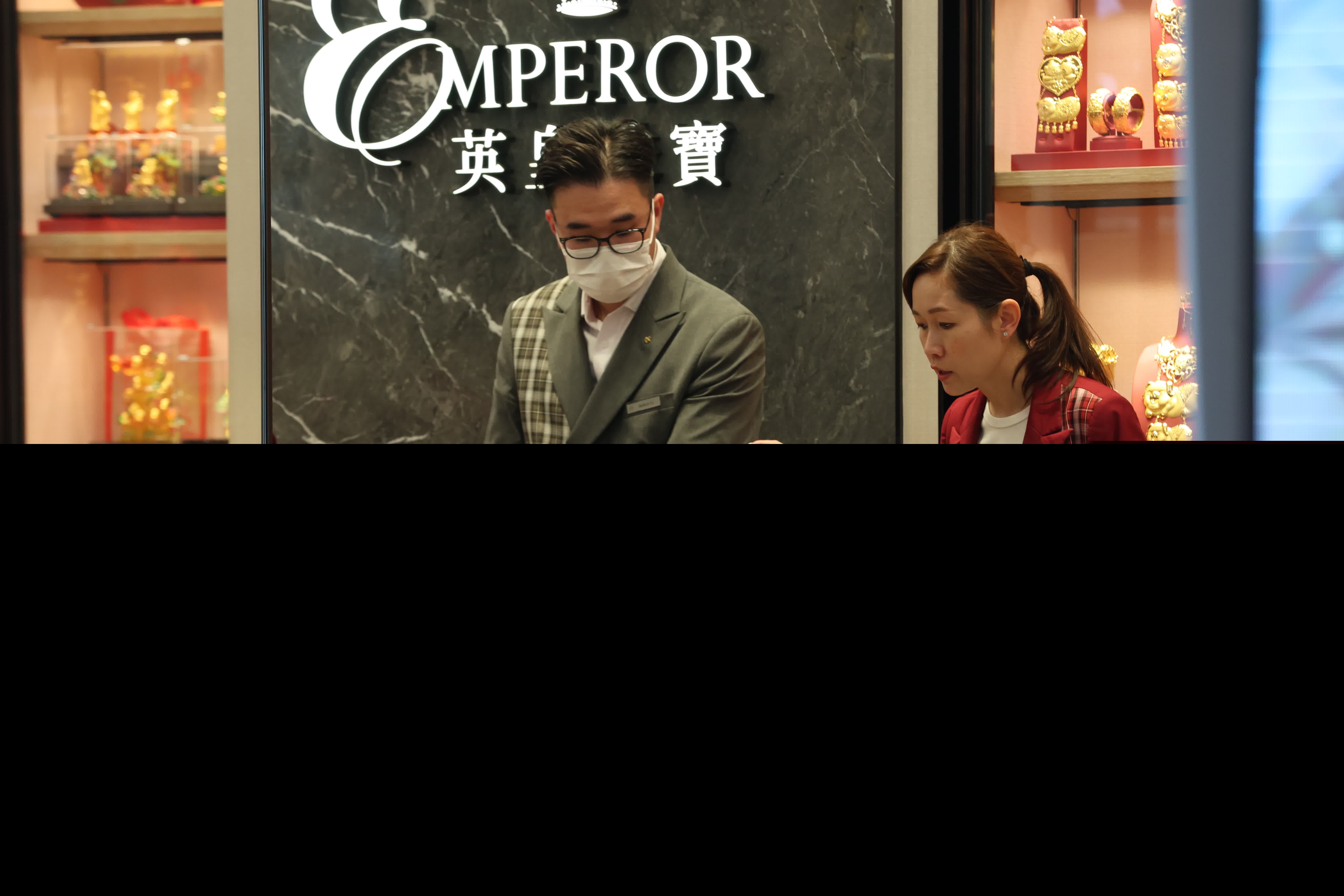 雖然金價飆升但仍有旅客特意來港購買黃金鑽飾。（香港文匯報記者萬霜靈 攝）