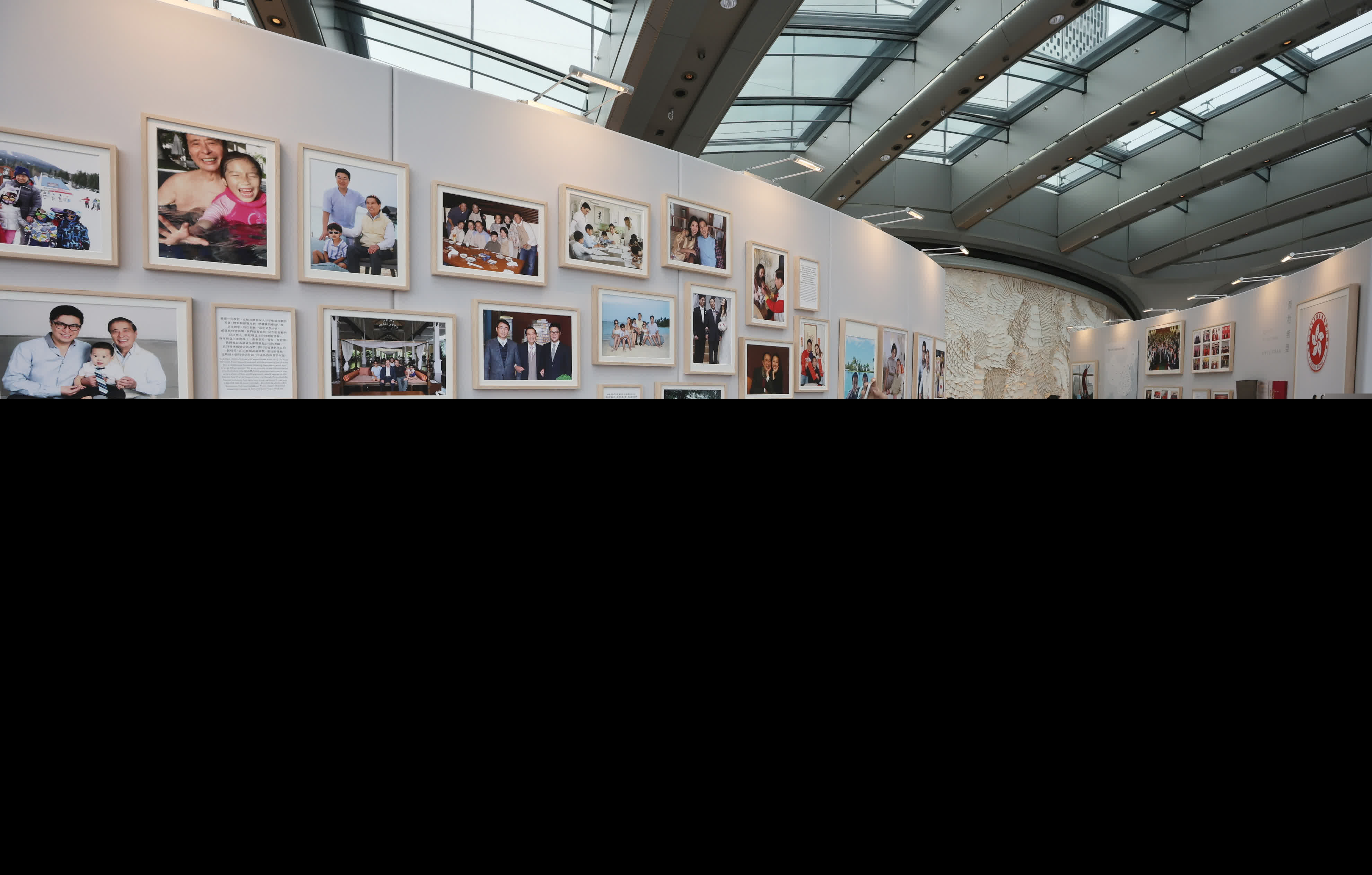 恒基地產舉辦《李兆基博士紀念展 — 和光同塵》,透過展覽緬懷李兆基博士傳奇的一生。 (香港文匯報記者郭木又攝) 恒基地產舉辦《李兆基博士紀念展 — 和光同塵》,透過展覽緬懷李兆基博士傳奇的一生。 (香港文匯報記者郭木又攝)