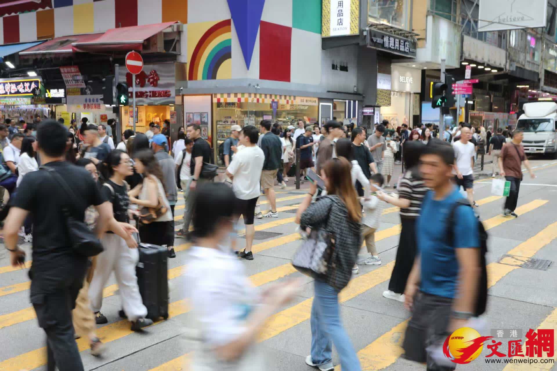 黃金周首日油麻地警署及旺角道天橋網紅打卡點以及附近商場人流情況。（香港文匯報記者黃艾力 攝）