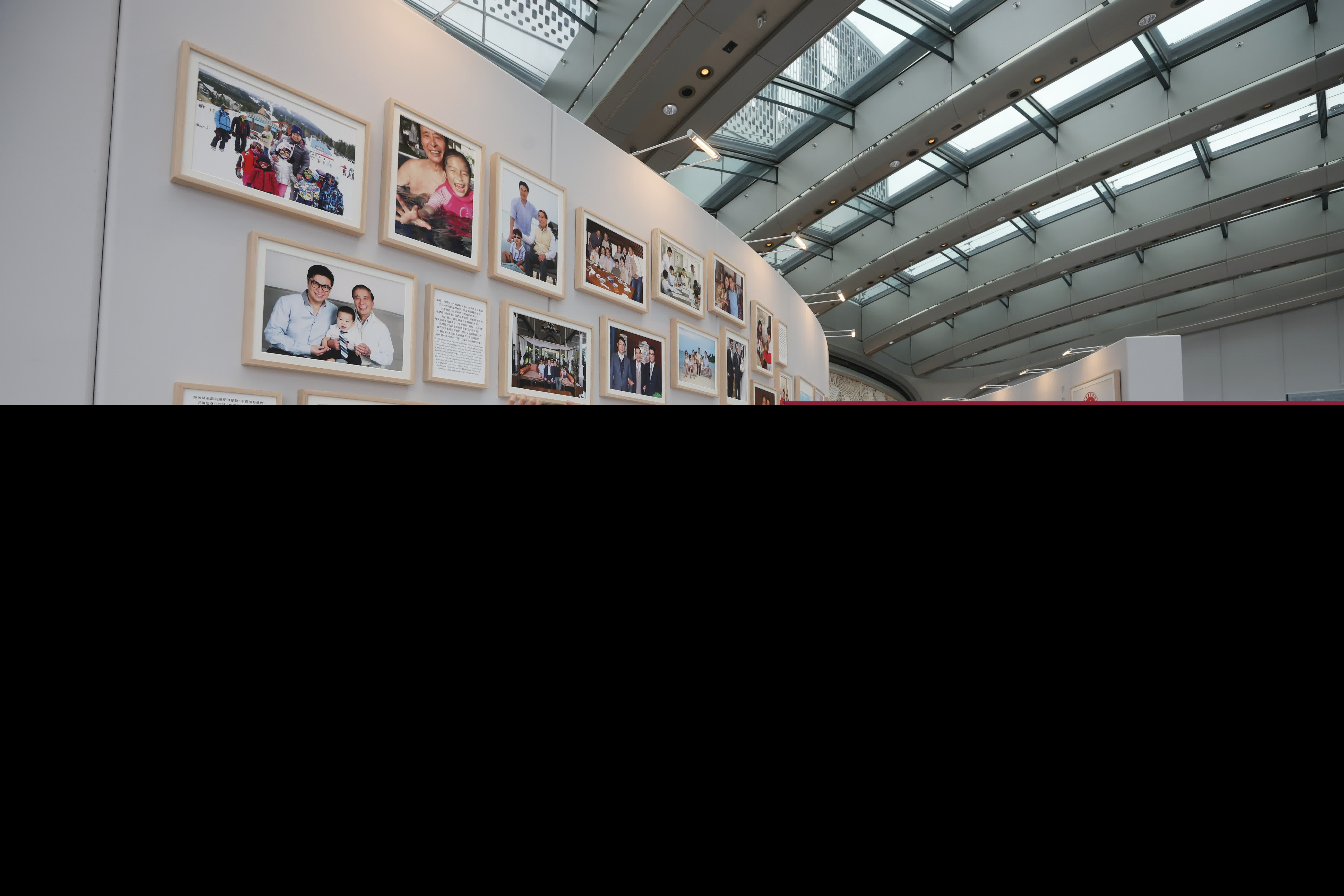 恒基地產舉辦《李兆基博士紀念展 — 和光同塵》,透過展覽緬懷李兆基博士傳奇的一生。 (香港文匯報記者郭木又攝) 恒基地產舉辦《李兆基博士紀念展 — 和光同塵》,透過展覽緬懷李兆基博士傳奇的一生。 (香港文匯報記者郭木又攝)