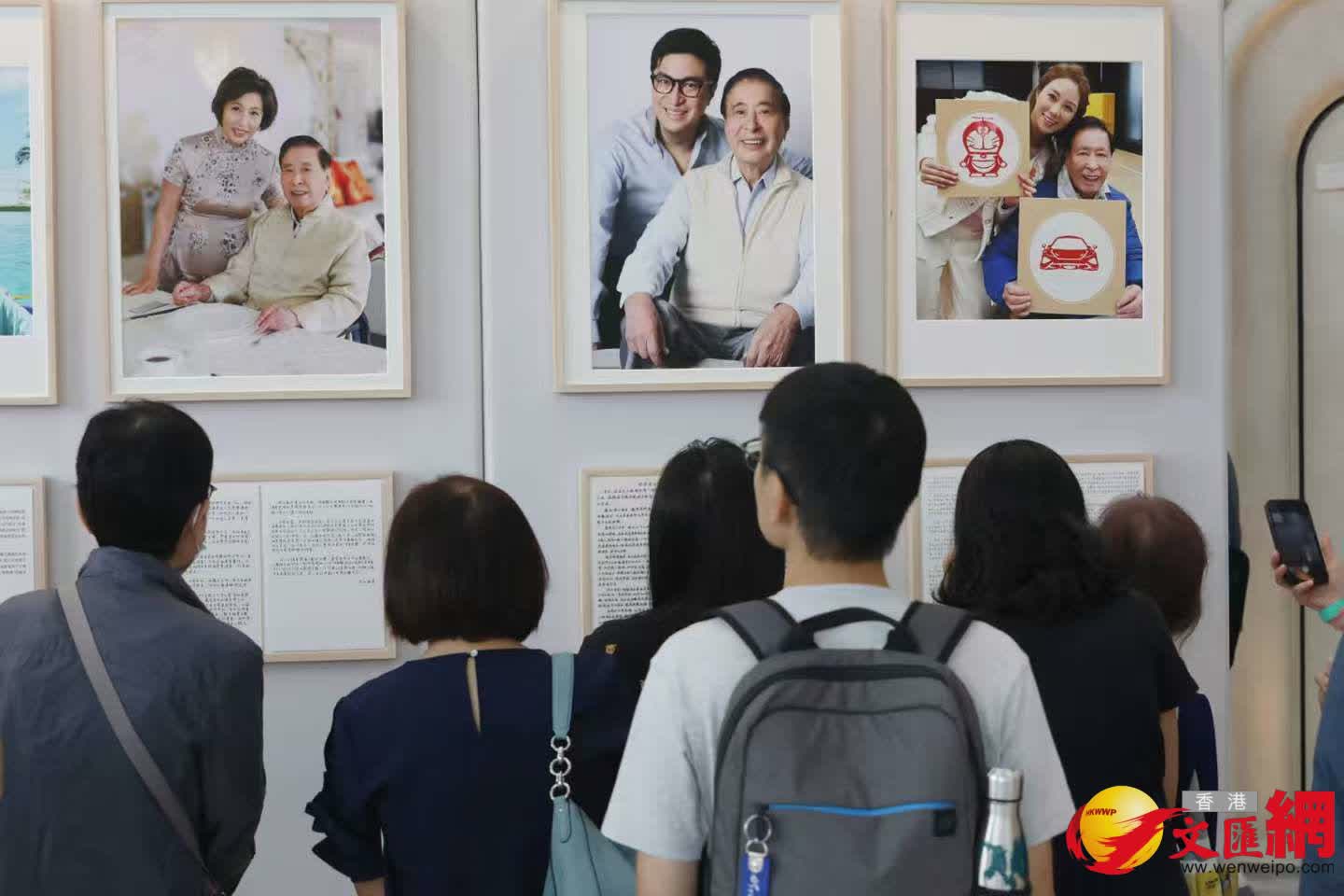 市民參觀《李兆基博士紀念展 — 和光同塵》。（香港文匯報記者黃艾力 攝）