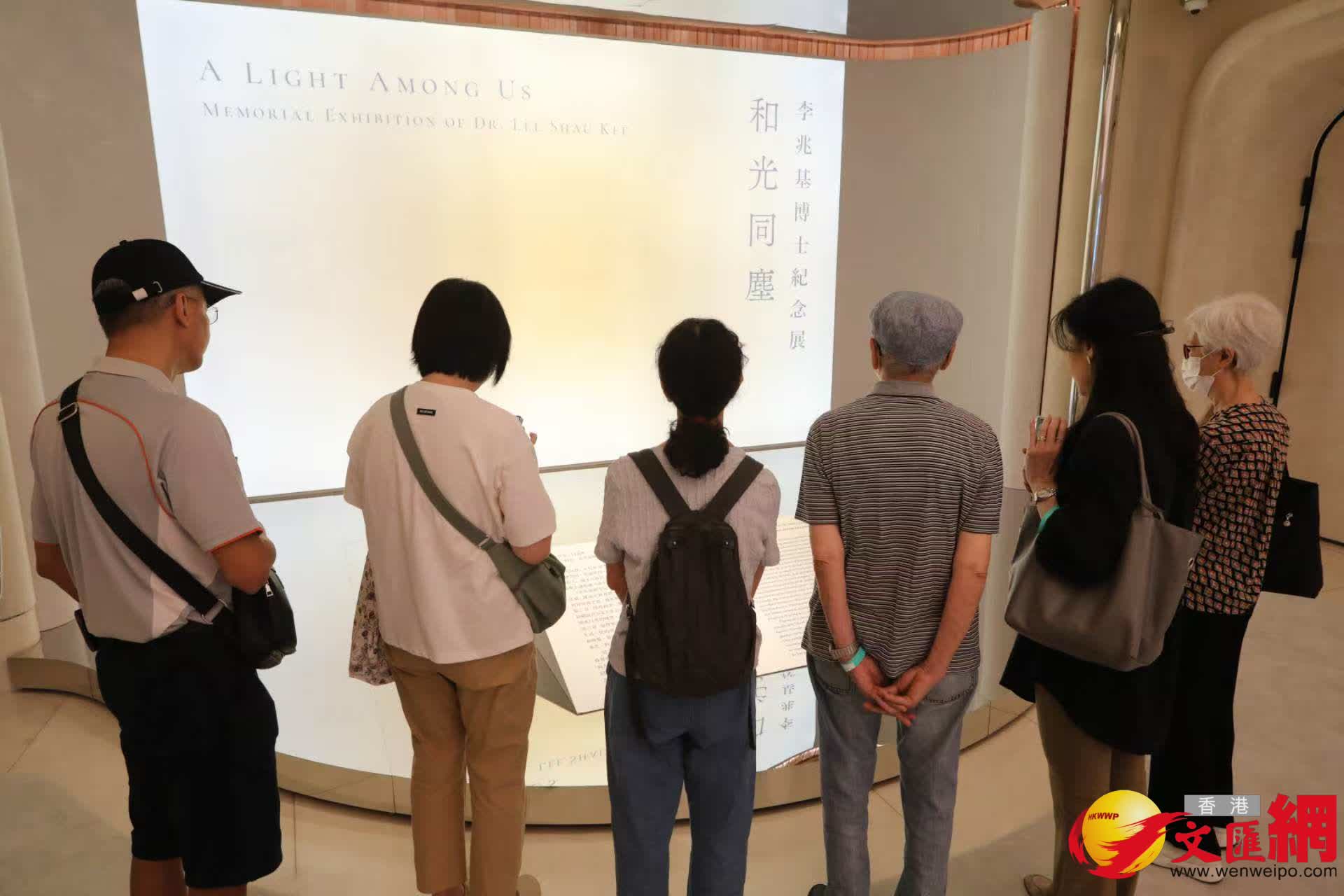 市民參觀《李兆基博士紀念展 — 和光同塵》。（香港文匯報記者黃艾力 攝）
