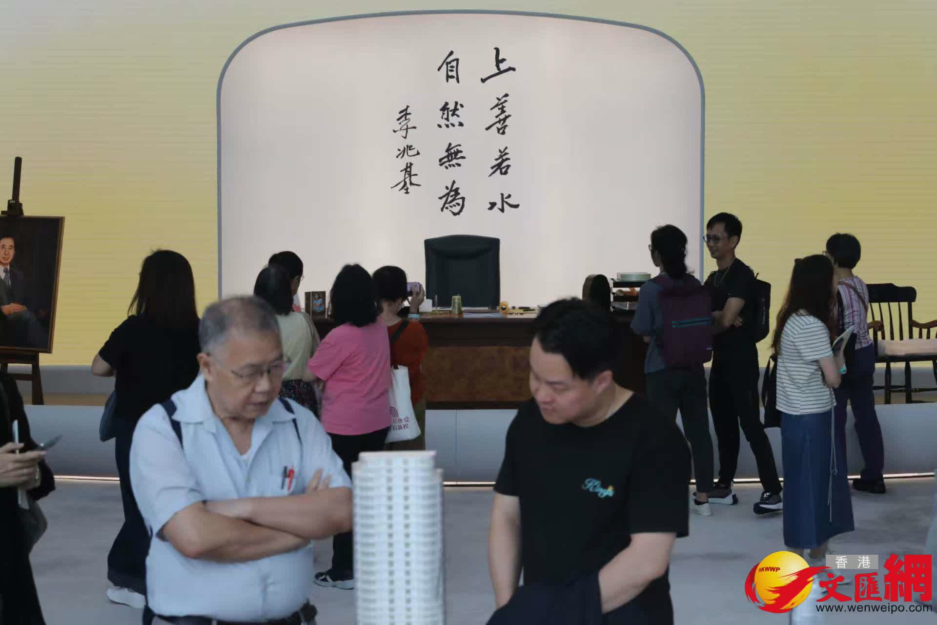 市民參觀《李兆基博士紀念展 — 和光同塵》。（香港文匯報記者黃艾力 攝）