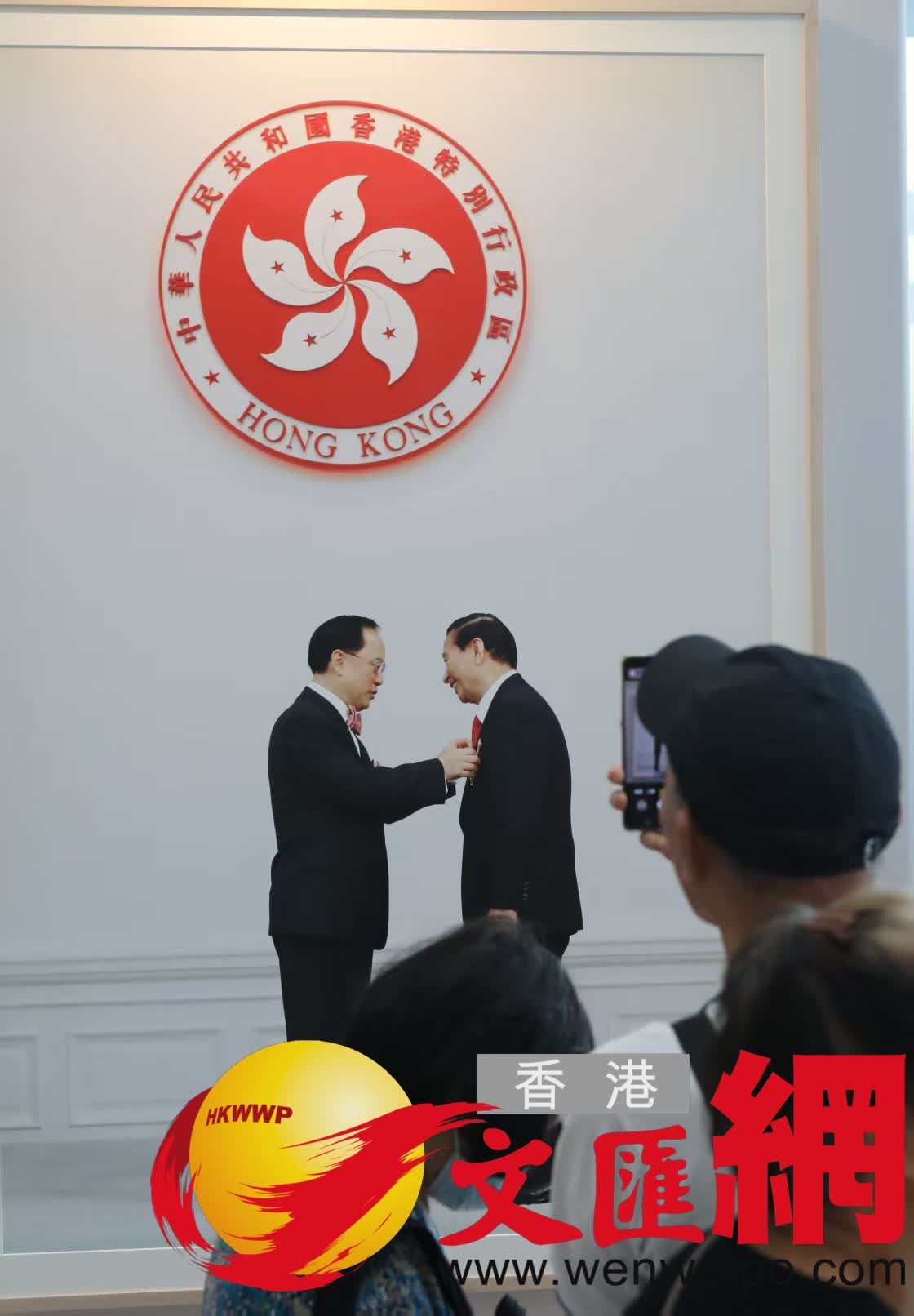 市民參觀《李兆基博士紀念展 — 和光同塵》。（香港文匯報記者黃艾力 攝）