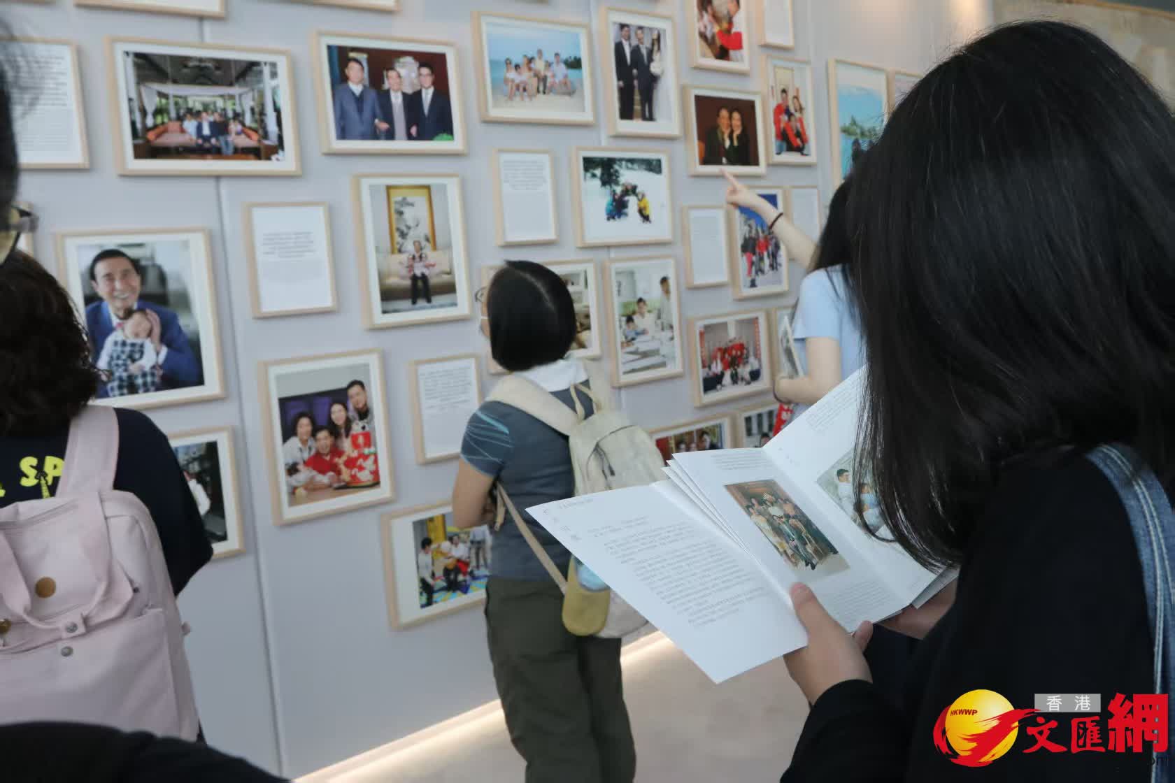 市民參觀《李兆基博士紀念展 — 和光同塵》。（香港文匯報記者黃艾力 攝）