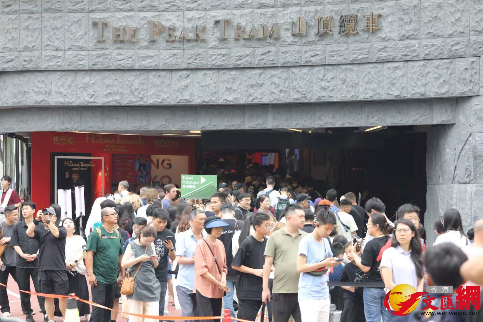 五一黃金周山頂纜車中環站排隊情況。（香港文匯報記者黃艾力攝）