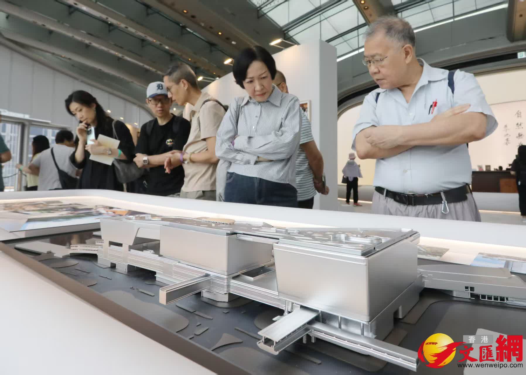市民參觀《李兆基博士紀念展 — 和光同塵》。（香港文匯報記者黃艾力 攝）