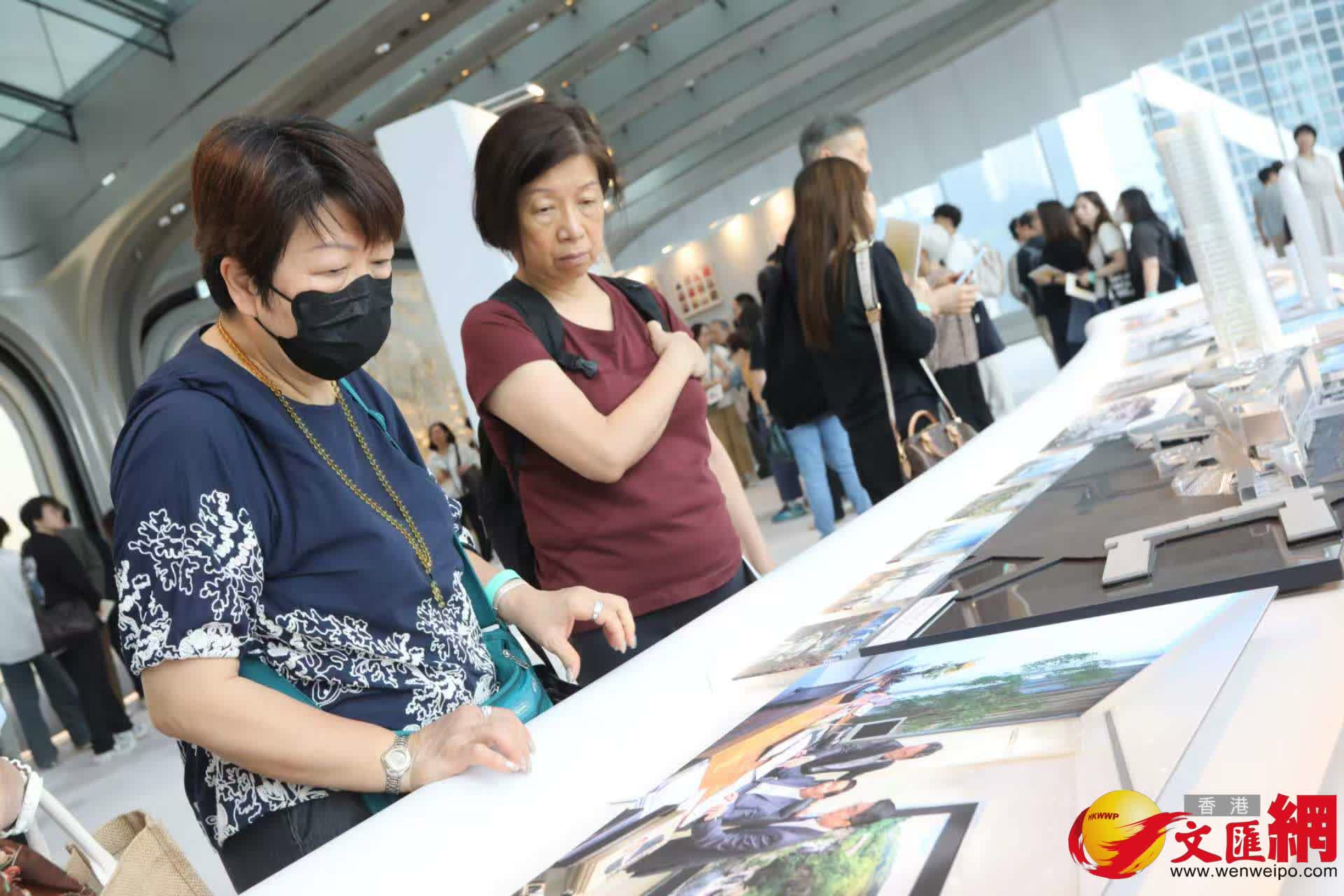 市民參觀《李兆基博士紀念展 — 和光同塵》。（香港文匯報記者黃艾力 攝）