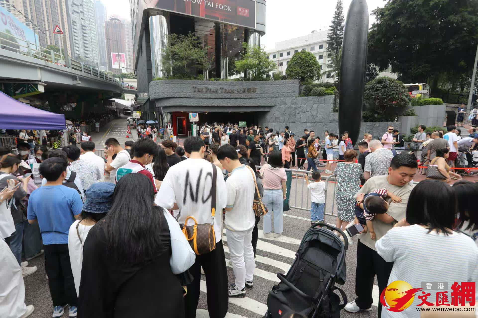 五一黃金周山頂纜車中環站排隊情況。（香港文匯報記者黃艾力攝）