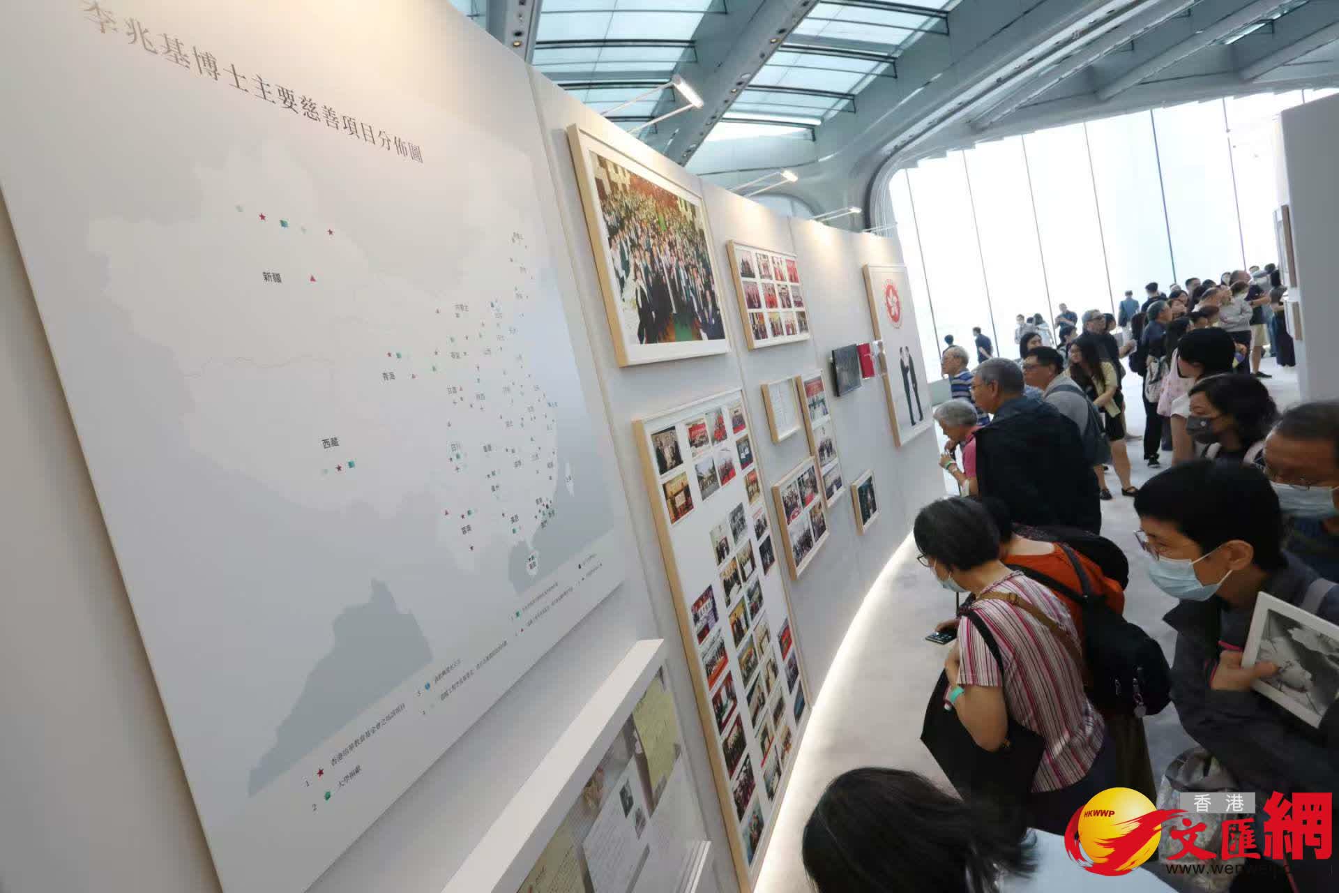 市民參觀《李兆基博士紀念展 — 和光同塵》。（香港文匯報記者黃艾力 攝）