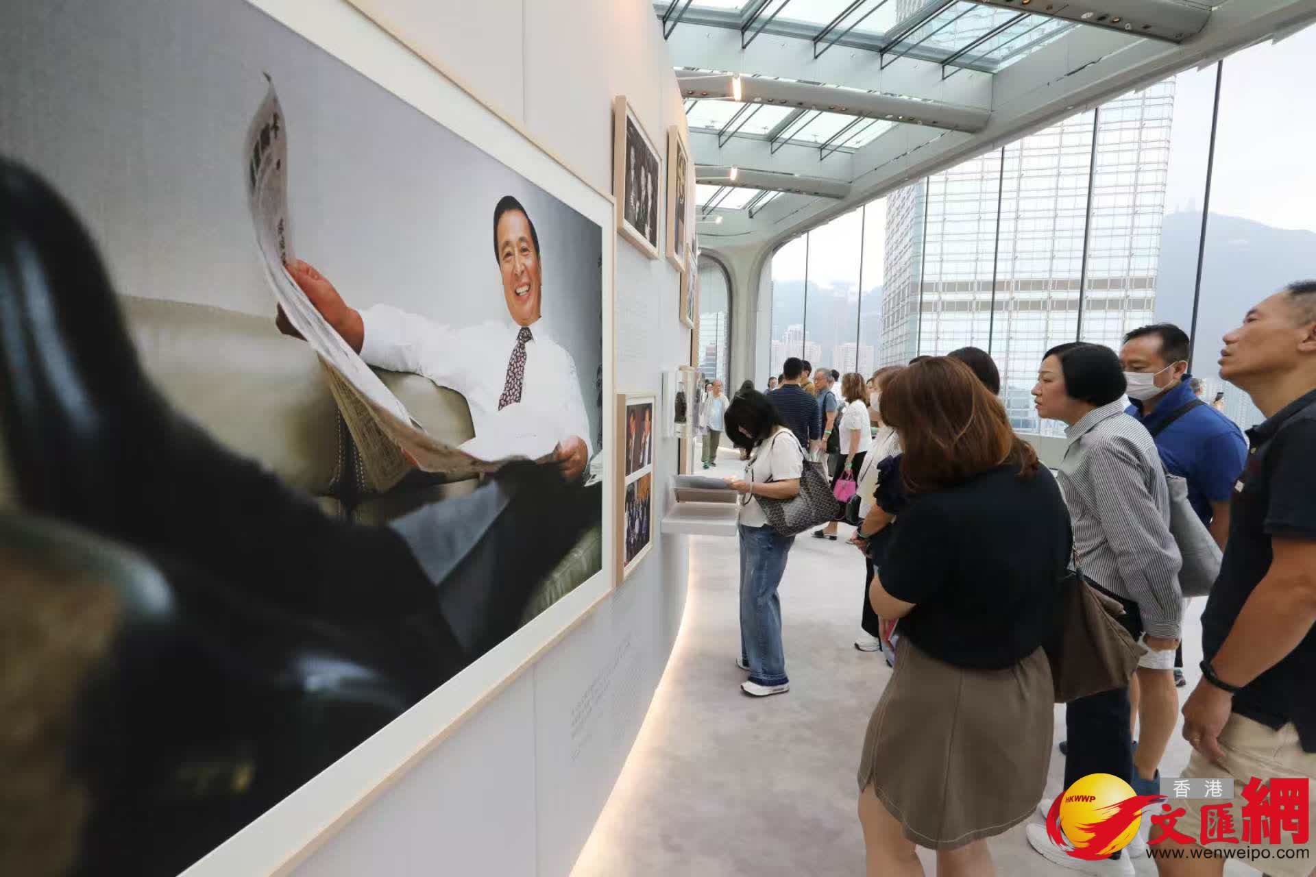 市民參觀《李兆基博士紀念展 — 和光同塵》。（香港文匯報記者黃艾力 攝）