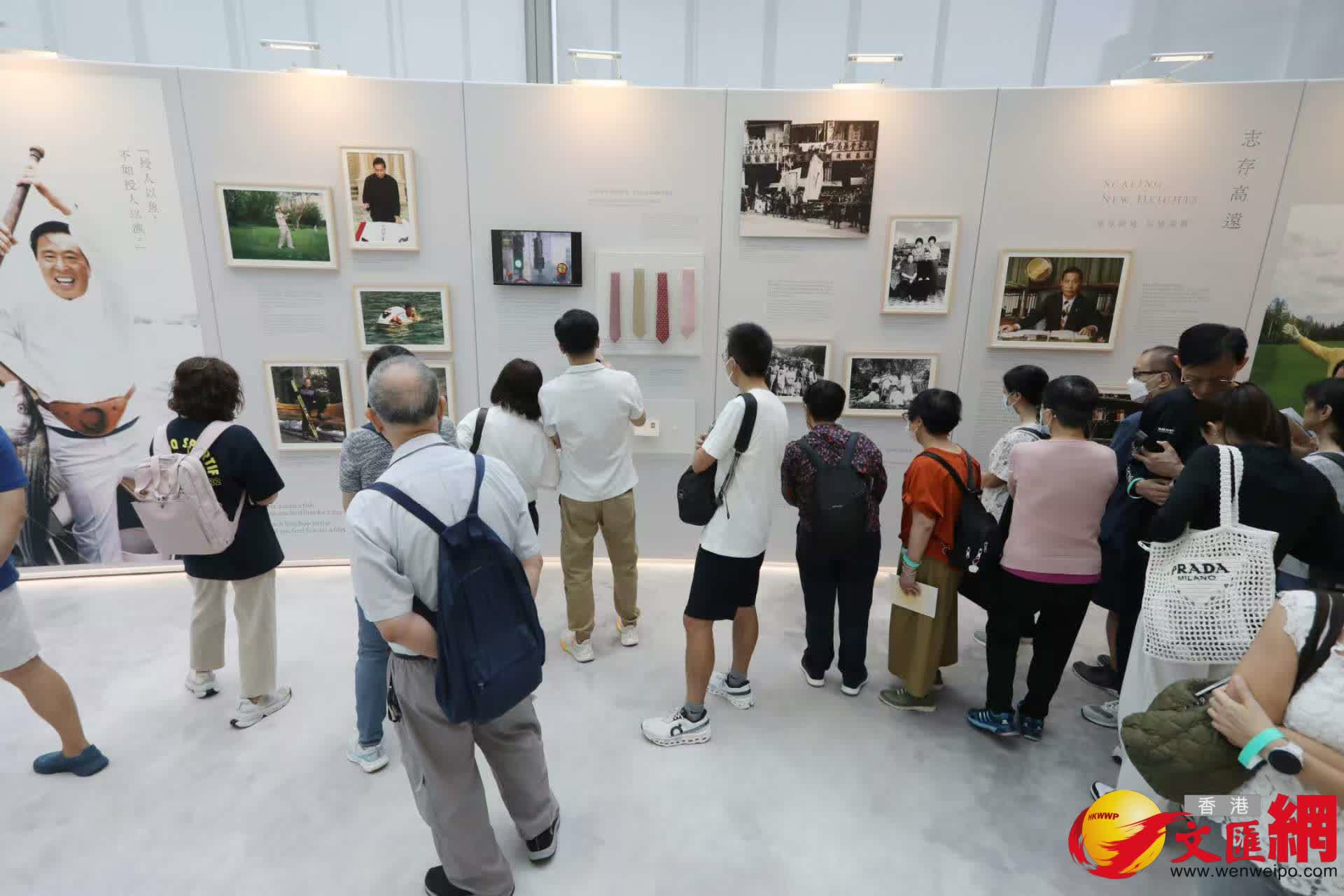 市民參觀《李兆基博士紀念展 — 和光同塵》。（香港文匯報記者黃艾力 攝）
