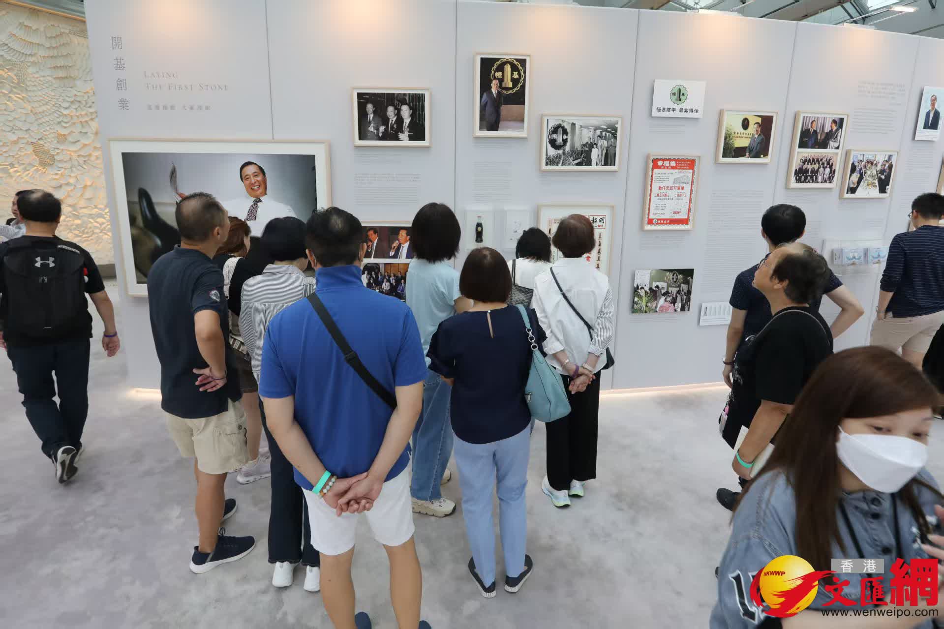 市民參觀《李兆基博士紀念展 — 和光同塵》。（香港文匯報記者黃艾力 攝）