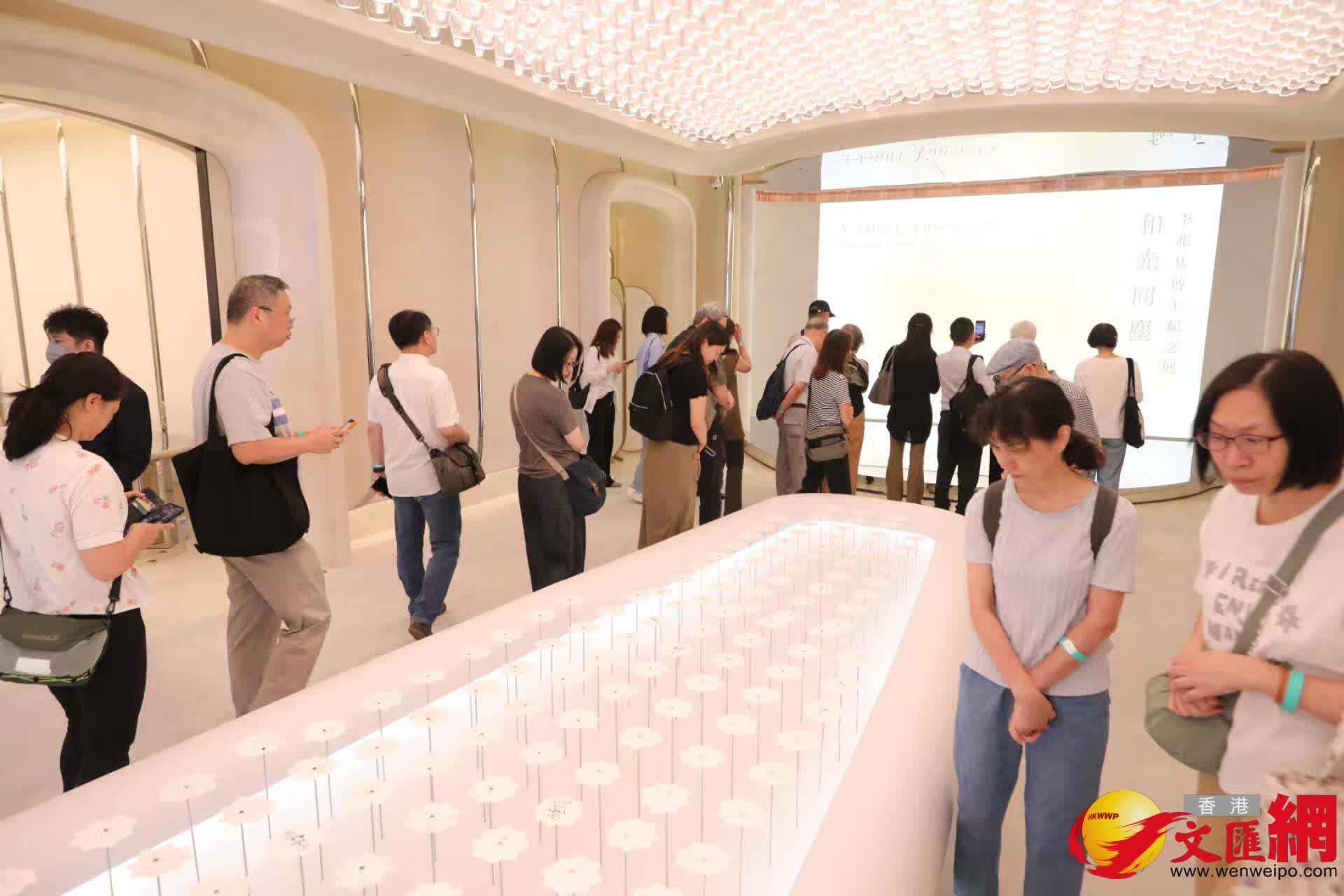 市民參觀《李兆基博士紀念展 — 和光同塵》。（香港文匯報記者黃艾力 攝）