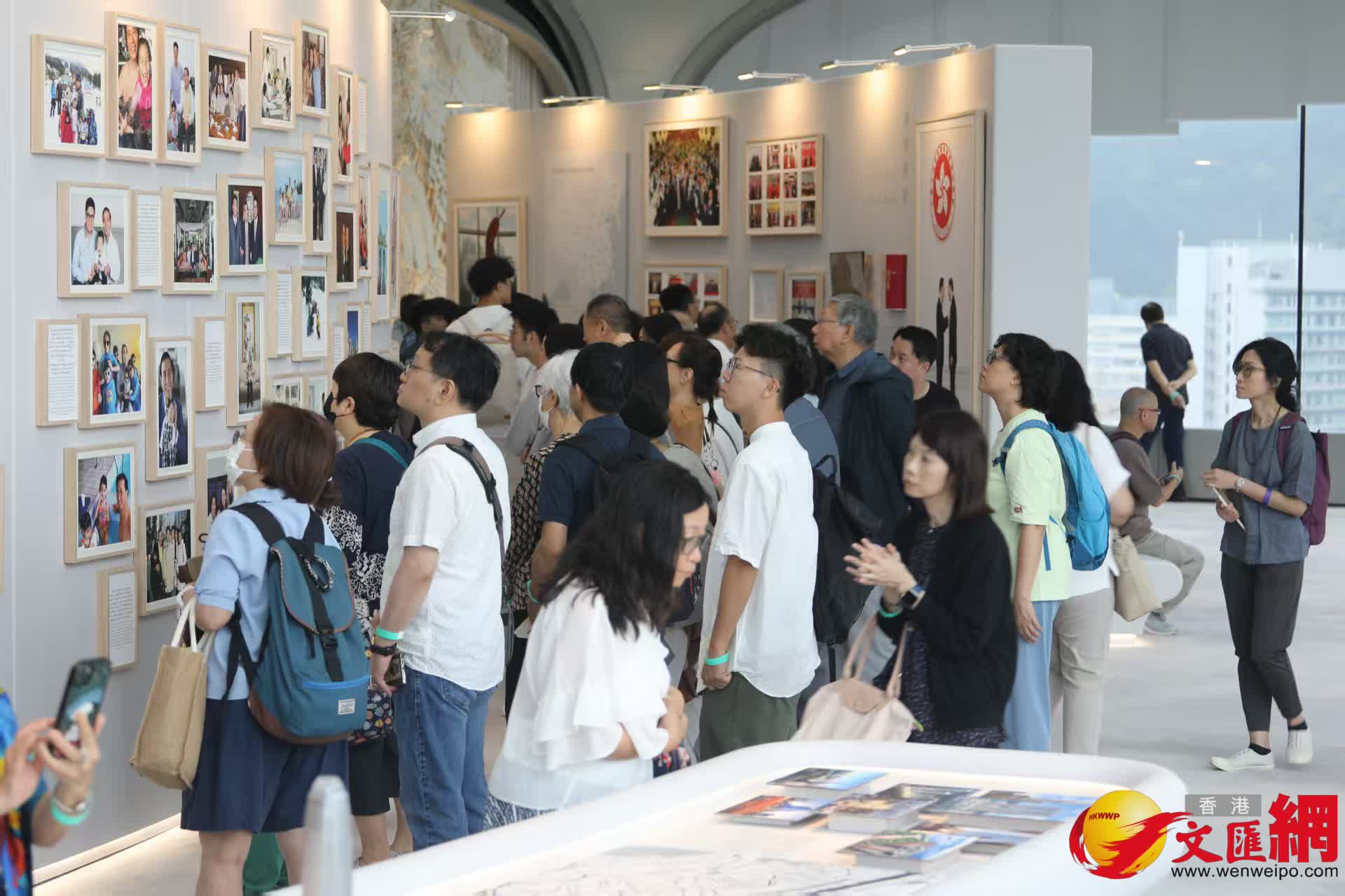 市民參觀《李兆基博士紀念展 — 和光同塵》。（香港文匯報記者黃艾力 攝）