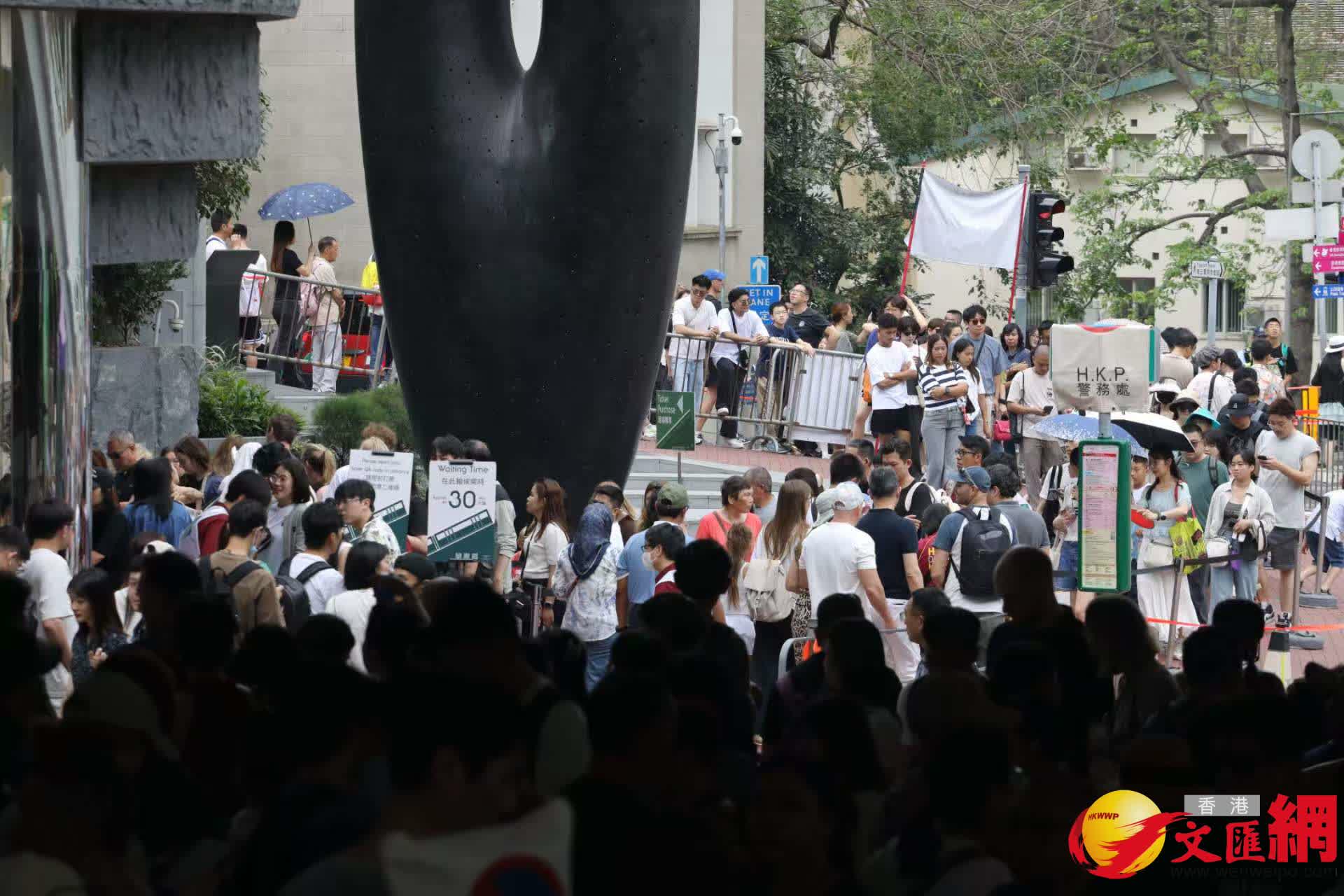五一黃金周山頂纜車中環站排隊情況。（香港文匯報記者黃艾力攝）