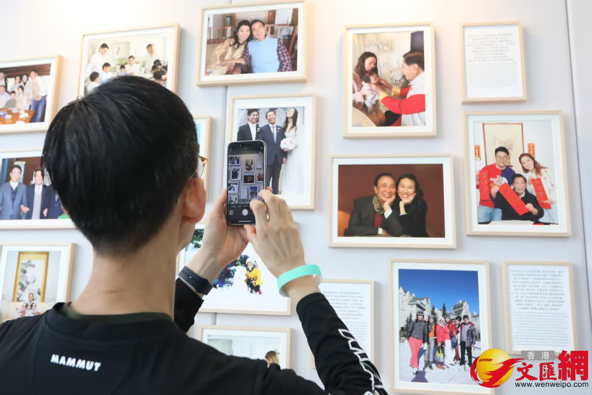 市民參觀《李兆基博士紀念展 — 和光同塵》。（香港文匯報記者黃艾力 攝）